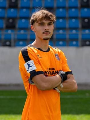 15.07.2025, xhfmx, Fussball Regionalliga Suedwest, FSV Frankfurt - Fototermin Saison 2025 26 Louis Held (FSV Frankfurt) seitlich links (DFL DFB REGULATIONS PROHIBIT ANY USE OF PHOTOGRAPHS as IMAGE SEQUENCES and or QUASI-VIDEO) Frankfurt am Main