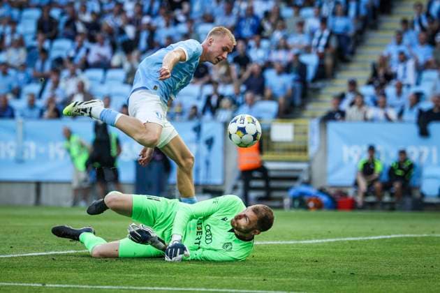 MALMÖ, SWEDEN 20250715 Malmö s Daniel Gudjohnsen ( 32) and Iberia s goalkeeper Giorgi Makaridze ( 31) in action during the UEFA Champions League first qualifying round, second leg, soccer match between Malmo FF and FC Iberia 1999 (Georgia) at Malmo New Stadium, in Malmo, Sweden, on July 15, 2025. MALMÖ SWEDEN x11830x
