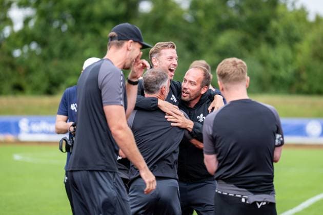 Darius Scholtysik SV Darmstadt 98, Co-Trainer), Florian Kohfeldt (SV Darmstadt 98, Trainer) und Florian Bauer (SV Darmstadt 98) jubeln über den Sieg in einer Liegestütz-Challenge gegen die Spieler, SV Darmstadt 98, Fussball, 2. Bundesliga, Trainingslager, 6. Tag, 15.07.2025. SV Darmstadt 98, Fussball, 2. Bundesliga, Trainingslager, 6. Tag, 15.07.2025. Bad Wörishofen