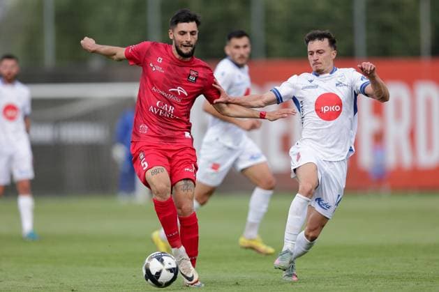Theo Brusco (Differdange 5) im Zweikampf mit Liridon Balaj (Drita 10) 15.07.2025 Fussball Champions League Qualifikation, 1. Runde, Rückspiel, Saison 2025-2026 15.07.2025 FC Differdingen 03 (LUX) - FC Drita (XKX) (Differdange) Stade Municipal de la Ville de Differdange, Differdingen