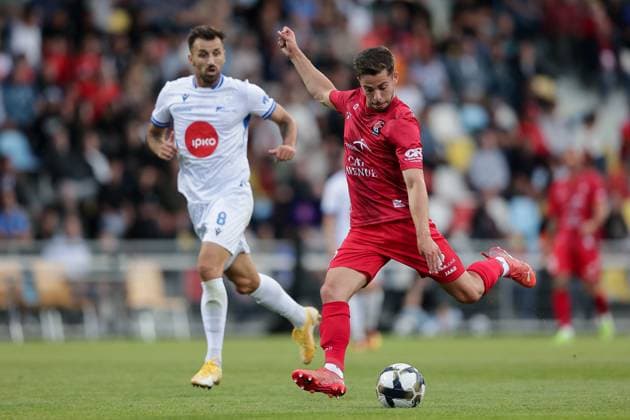 Torschuss Luis Jakobi (Differdange 39) im Zweikampf mit Vesel Limaj (Drita 8) 15.07.2025 Fussball Champions League Qualifikation, 1. Runde, Rückspiel, Saison 2025-2026 15.07.2025 FC Differdingen 03 (LUX) - FC Drita (XKX) (Differdange) Stade Municipal de la Ville de Differdange, Differdingen