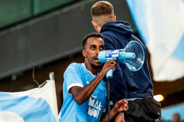 250715 Taha Ali of Malmö FF celebrates with the supporters after the UEFA Champions League qualifier football match between Malmö FF and FC Iberia 1999 on July 15, 2025 in Malmö. Photo: Christian Örnberg BILDBYRAN COP 166 CO0587 fotboll football soccer fotball uefa champions league gualifiers champions league malmö ff fc iberia bbeng publik jubel Copyright: CHRISTIANxÖRNBERG BB250715CO117