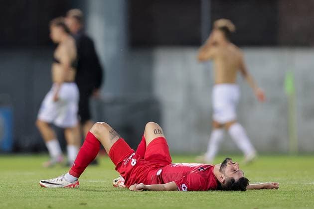 Theo Brusco (Differdange 5) ist enttaeuscht, frustriert, Entaeuschung, Frust, Emotionen nach Spielende 15.07.2025 Fussball Champions League Qualifikation, 1. Runde, Rückspiel, Saison 2025-2026 15.07.2025 FC Differdingen 03 (LUX) - FC Drita (XKX) (Differdange) Stade Municipal de la Ville de Differdange, Differdingen