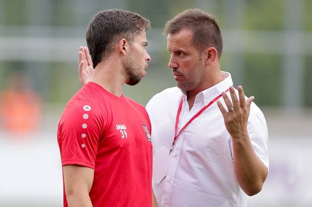 Remy Manso (Sportdirektor Differdingen) im Gespraech mit Luis Jakobi (Differdange 39) 15.07.2025 Fussball Champions League Qualifikation, 1. Runde, Rückspiel, Saison 2025-2026 15.07.2025 FC Differdingen 03 (LUX) - FC Drita (XKX) (Differdange) Stade Municipal de la Ville de Differdange, Differdingen