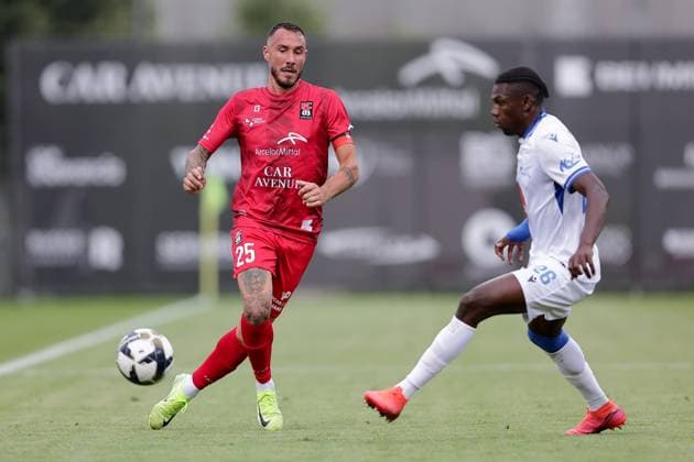 Geoffrey Franzoni (Kapitän Differdange 25) im Zweikampf mit Raddy Ovouka (Drita 26) 15.07.2025 Fussball Champions League Qualifikation, 1. Runde, Rückspiel, Saison 2025-2026 15.07.2025 FC Differdingen 03 (LUX) - FC Drita (XKX) (Differdange) Stade Municipal de la Ville de Differdange, Differdingen