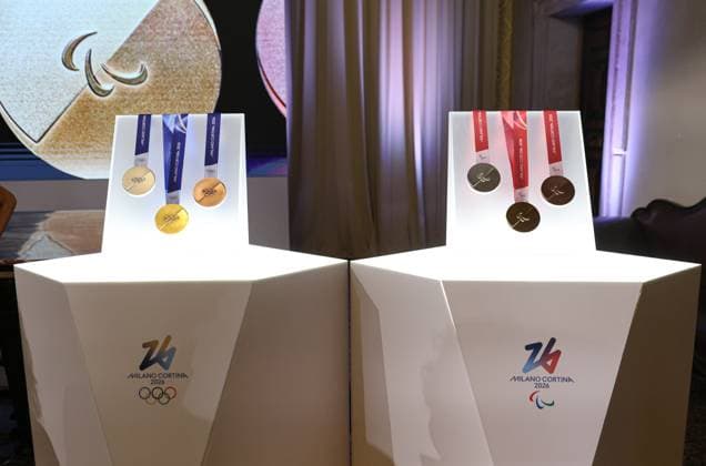 Milano Cortina 2026, Die Medaillen (250716) -- VENICE, July 16, 2025 -- The medals for Milano Cortina 2026 Olympic and Paralympic Winter games, Winterspiele,Spiele, Summer games are displayed during the unveiling ceremony in Palazzo Balbi, Venice, Italy, on July 15, 2025. ) (SP)ITALY-VENICE-MILANO CORTINA 2026-MEDALS LixJing 