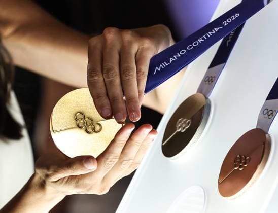 Milano Cortina 2026, Die Medaillen (250716) -- VENICE, July 16, 2025 -- The medals for Milano Cortina 2026 Olympic Winter games, Winterspiele,Spiele, Summer games are displayed during the unveiling ceremony in Palazzo Balbi, Venice, Italy, on July 15, 2025. ) (SP)ITALY-VENICE-MILANO CORTINA 2026-MEDALS LixJing 