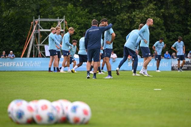 15.07.2025, Fussball, Saison 2025 2026, 2. Bundesliga, Vorbereitung, Sommertrainingslager des VfL Bochum in Scheffau am Wilden Kaiser, Trainer Dieter Hecking (VfL Bochum 1848) spricht mir Gerrit Holtmann (VfL Bochum 1848) xRHR-FOTO YYx