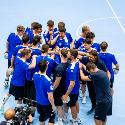 15.07.2025, GER, Handball, Maenner, Saison 25 26, 1.Daikin Handball Bundesliga, ThSV Eisenach öffentliches Training zeigt die Mannschaft beim offiziellen Training zum Saisonbeginn um Trainer Sebastian Hinze (ThSV Eisenach,Trainer) 99817 Eisenach Werner-Assmann-Halle Am Sportp Thueringen Deutschland