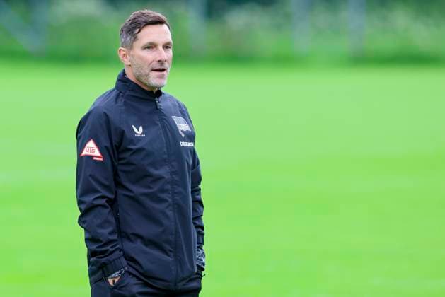 Trainer Stefan Leitl (Hertha BSC Berlin) schaut, , Training Hertha BSC Berlin, Sportplatz Langau am 16. July 2025 in Kitzbuehel, Oesterreich. (Foto von Marco Steinbrenner DeFodi Images) Trainer Stefan Leitl (Hertha BSC Berlin) looks on, , Training Hertha BSC Berlin, Sportplatz Langau, July 16, 2025 in Kitzbuehel, Austria. (Photo by Marco Steinbrenner DeFodi Images)