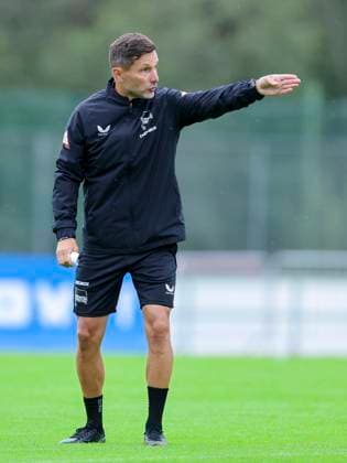 Trainer Stefan Leitl (Hertha BSC Berlin) gestikuliert, , Training Hertha BSC Berlin, Sportplatz Langau am 16. July 2025 in Kitzbuehel, Oesterreich. (Foto von Marco Steinbrenner DeFodi Images) Trainer Stefan Leitl (Hertha BSC Berlin) gestures, , Training Hertha BSC Berlin, Sportplatz Langau, July 16, 2025 in Kitzbuehel, Austria. (Photo by Marco Steinbrenner DeFodi Images)
