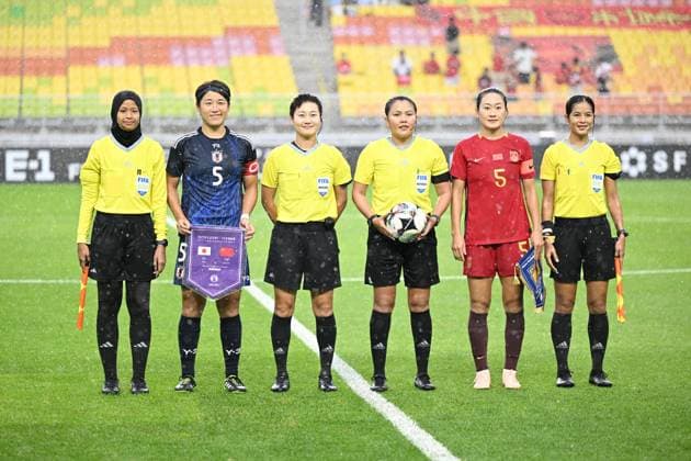 (L-R) Hana Takahashi (JPN), chaisanit Pansa (Referee), Haiyan Wu (CHN), JULY 16, 2025 - Football Soccer : EAFF E-1 Football Championship 2025 Women s match between Japan 0-0 China at Suwon WC Stadium in Suwon, South Korea. Noxthirdxpartyxsales  aflo_297851007
