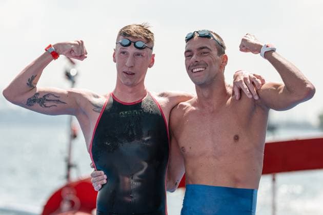 (250716) -- SINGAPORE, July 16, 2025 -- Gold medalist Florian Wellbrock (L) of Germany poses with silver medalist Gregorio Paltrinieri of Italy after the men s 10km final of open water at the World Aquatics Championships 2025 in Singapore, July 16, 2025. ) (SP)SINGAPORE-OPEN WATER-WORLD AQUATICS CHAMPIONSHIPS-MEN S 10KM WuxZhizun 