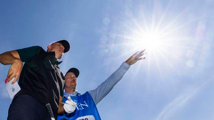 PORTRUSH 20250716 Ludvig Aberg med sin caddie Joe Skovron under onsdagens träningsrunda inför The Open pa Royal Portrush. Portrush Nordirland x1019x
