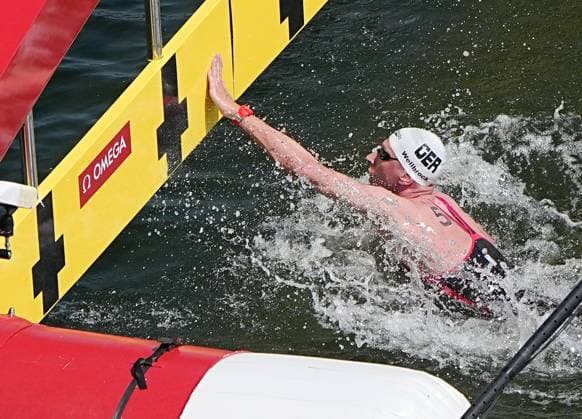 (250716) -- SINGAPORE, July 16, 2025 -- Florian Wellbrock of Germany reaches for the finish plate during the men s 10km final of open water at the World Aquatics Championships 2025 in Singapore, July 16, 2025. ) (SP)SINGAPORE-OPEN WATER-WORLD AQUATICS CHAMPIONSHIPS-MEN S 10KM XiaxYifang 