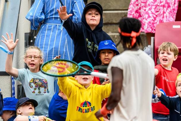 250716 Mikael Ymer of Sweden throws rackets out to the audience during day 4 of the Nordea Open on July 16, 2025 in Bastad. Photo: Mathilda Schuler BILDBYRAN kod MA MA0847 tennis ATP, Tennis Herren 250 nordea open bbeng publik Copyright: MATHILDAxSCHULER BB250716MA013