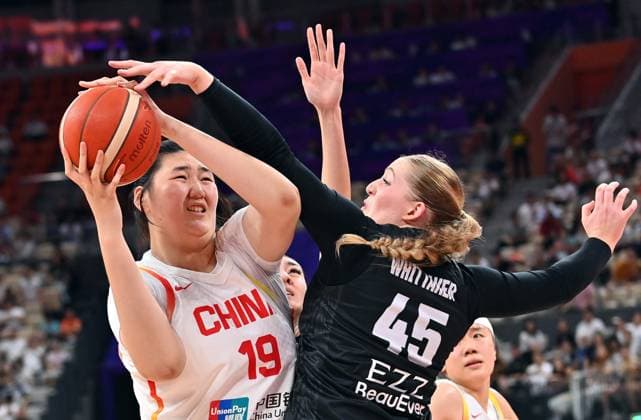 (250716) -- SHENZHEN, July 16, 2025 -- Zhang Ziyu (L) of China competes during the Group A match between China and New Zealand at the FIBA Women s Asia Cup Division A 2025 in Shenzhen, south China s Guangdong Province, July 16, 2025. ) (SP)CHINA-SHENZHEN-BASKETBALL-FIBA WOMEN S ASIA CUP-CHINA VS NEW ZEALAND (CN) XiaoxEnnan 