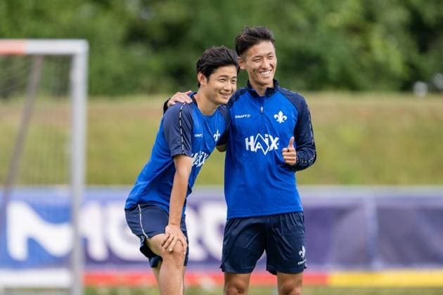 Yosuke Furukawa (SV Darmstadt 98, 44) und Hiroki Akiyama (SV Darmstadt 98) posieren für ein Foto SV Darmstadt 98, Fussball, 2. Bundesliga, Trainingslager, 7. Tag, 16.07.2025. SV Darmstadt 98, Fussball, 2. Bundesliga, Trainingslager, 7. Tag, 16.07.2025. Bad Wörishofen