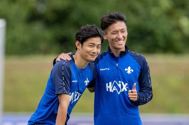 Yosuke Furukawa (SV Darmstadt 98, 44) und Hiroki Akiyama (SV Darmstadt 98) posieren für ein Foto SV Darmstadt 98, Fussball, 2. Bundesliga, Trainingslager, 7. Tag, 16.07.2025. SV Darmstadt 98, Fussball, 2. Bundesliga, Trainingslager, 7. Tag, 16.07.2025. Bad Wörishofen