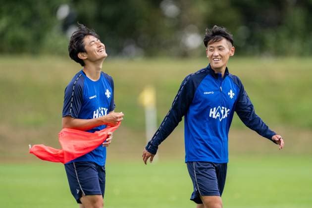 Yosuke Furukawa (SV Darmstadt 98, 44) und Hiroki Akiyama (SV Darmstadt 98) lachen zusammen. SV Darmstadt 98, Fussball, 2. Bundesliga, Trainingslager, 7. Tag, 16.07.2025. SV Darmstadt 98, Fussball, 2. Bundesliga, Trainingslager, 7. Tag, 16.07.2025. Bad Wörishofen