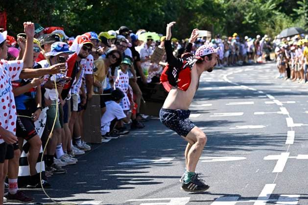 Tour de France 2025 Stage 11 TOULOUSE, FRANCE - JULY 16 : Illustration picture of fans on Côte de Pech David during stage 11 of the 112th edition of Tour de France an UCI World Tour 2.UWT cycling road race stage for Men Elite of 154 km with start in Toulouse and finish in Toulouse on July 16, 2025 in Toulouse, France, 16 07 2025 ( Motordriver Kenny Verfaillie - Toulouse France  Copyright: xJanxDexMeuleneirx