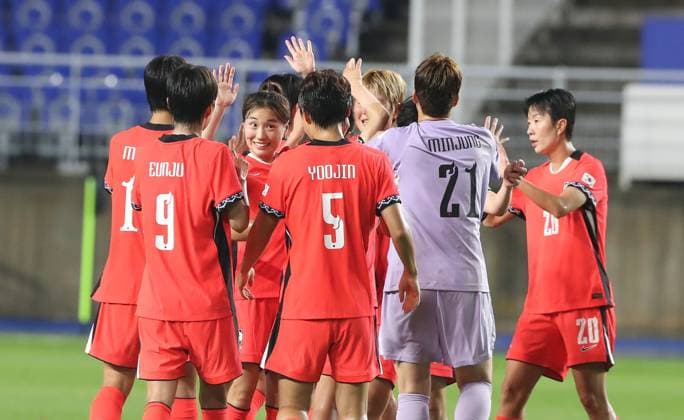 (250716) -- SUWON, July 16, 2025 -- Players of South Korea celebrate a goal during the women s match between South Korea and Chinese Taipei at the EAFF (East Asian Football Federation) E-1 Football Championship 2025 Final in Suwon, South Korea, July 16, 2025. ) (SP)SOUTH KOREA-SUWON-FOOTBALL-EAFF E-1-WOMEN-SOUTH KOREA VS CHINESE TAIPEI YaoxQilin 