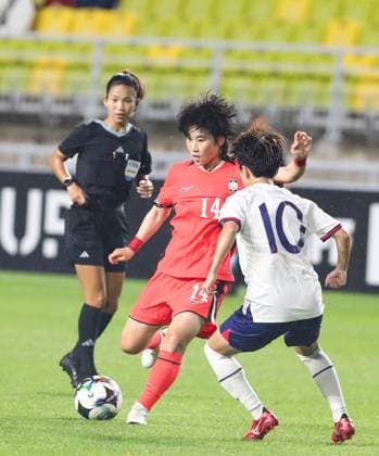 (250716) -- SUWON, July 16, 2025 -- Jung Minyoung (C) of South Korea vies with Matsunaga Saki (R) of Chinese Taipei during the women s match between South Korea and Chinese Taipei at the EAFF (East Asian Football Federation) E-1 Football Championship 2025 Final in Suwon, South Korea, July 16, 2025. ) (SP)SOUTH KOREA-SUWON-FOOTBALL-EAFF E-1-WOMEN-SOUTH KOREA VS CHINESE TAIPEI YaoxQilin 