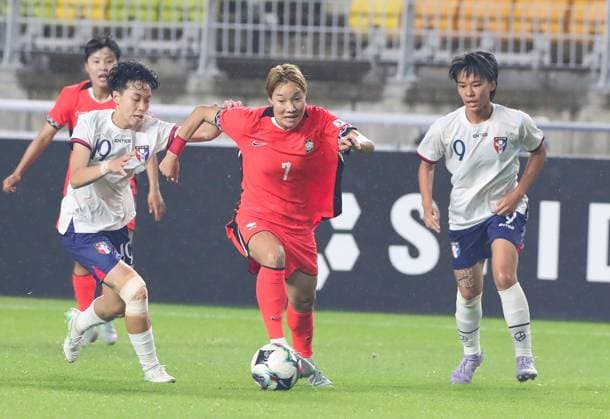 (250716) -- SUWON, July 16, 2025 -- Lee Geummin (2nd R) of South Korea vies with Su Yu-hsuan (front L) of Chinese Taipei during the women s match between South Korea and Chinese Taipei at the EAFF (East Asian Football Federation) E-1 Football Championship 2025 Final in Suwon, South Korea, July 16, 2025. ) (SP)SOUTH KOREA-SUWON-FOOTBALL-EAFF E-1-WOMEN-SOUTH KOREA VS CHINESE TAIPEI YaoxQilin 