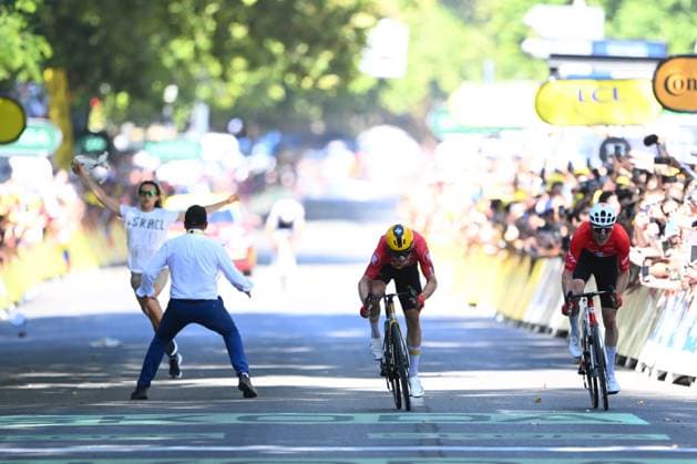 Tour de France 2025 Stage 11 TOULOUSE, FRANCE - JULY 16 : Abrahamsen Jonas (NOR) of Uno-X Mobility, Schmid Mauro (SUI) of Team Jayco AlUla in the final sprint during stage 11 of the 112th edition of Tour de France an UCI World Tour 2.UWT cycling road race stage for Men Elite of 154 km with start in Toulouse and finish in Toulouse on July 16, 2025 in Toulouse, France, 16 07 2025 ( Motordriver Kenny Verfaillie - Toulouse France  Copyright: xVincentxKalutx
