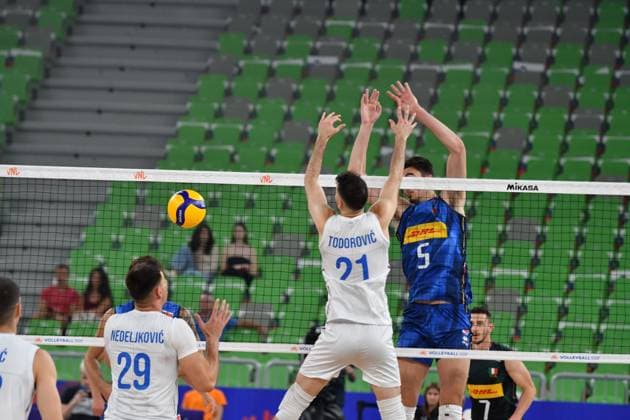 Ljubljana, Slovenia, 16th July 2024: Aleksandar Nedeljkovic of Serbia (CL) in action against Alessandro Michieletto of Italy (CR) during the IVNL Volleyball Nations League, Week 3 match, between Serbia and Italy at Arena Stozice, Ljubljana, Slovenia. (Natasa Kupljenik SPP) Copyright: xNatasaxKupljenikx xSPPx SPP_1015522