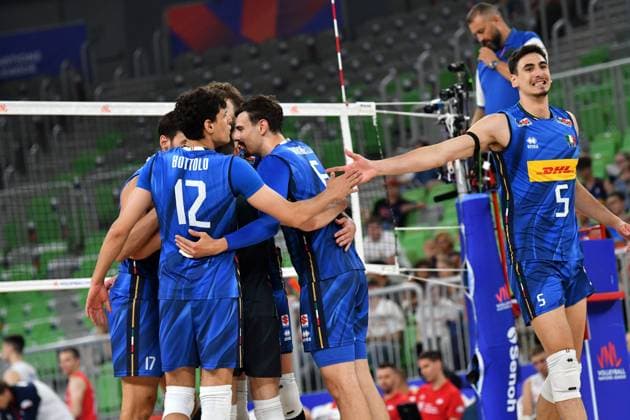 Ljubljana, Slovenia, 16th July 2024: Team Italy celebrate score during the IVNL Volleyball Nations League, Week 3 match, between Serbia and Italy at Arena Stozice, Ljubljana, Slovenia. (Natasa Kupljenik SPP) Copyright: xNatasaxKupljenikx xSPPx SPP_1015519