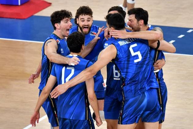 Ljubljana, Slovenia, 16th July 2024: Team Italy celebrate score during the IVNL Volleyball Nations League, Week 3 match, between Serbia and Italy at Arena Stozice, Ljubljana, Slovenia. (Natasa Kupljenik SPP) Copyright: xNatasaxKupljenikx xSPPx SPP_1015514