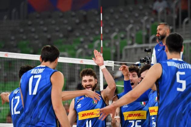 Ljubljana, Slovenia, 16th July 2024: Team Italy celebrate score during the IVNL Volleyball Nations League, Week 3 match, between Serbia and Italy at Arena Stozice, Ljubljana, Slovenia. (Natasa Kupljenik SPP) Copyright: xNatasaxKupljenikx xSPPx SPP_1015523