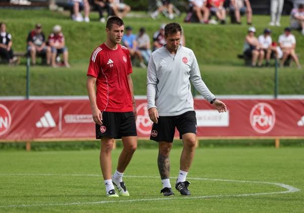 16.07.2025 - Fussball - 2. Fussball-Bundesliga - Saison 2025 2026 - 1. FC Nürnberg FCN Club - Trainingslager Sommer Sommertrainingslager Gais - Bruneck - Südtirol - Zink DaMa - xdaxmax - Robin Knoche (31, 1. FC Nürnberg FCN ) Miroslav Miro Klose ( Trainer 1. FC Nürnberg FCN ) unterhalten sich *** 16 07 2025 Soccer 2 Soccer Bundesliga Season 2025 2026 1 FC Nürnberg FCN Club Training Camp Summer Summer Training Camp Gais Bruneck South Tyrol Zinc DaMa xdaxmax Robin Knoche 31, 1 FC Nürnberg FCN Miroslav Miro Klose Coach 1 FC Nürnberg FCN chat