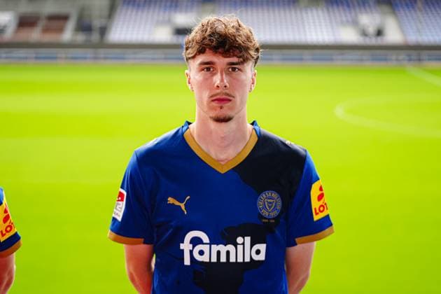 Louis Koester; Holstein Kiel 45 GER, Holstein Kiel, 2. Bundesliga, Portraettermin 2025 2026 GER, Holstein Kiel, 2. Bundesliga, Portraettermin 2025 2026 Kiel Copyright: xEibner-Pressefoto MarcelxvonxFehrnx EP_MFN
