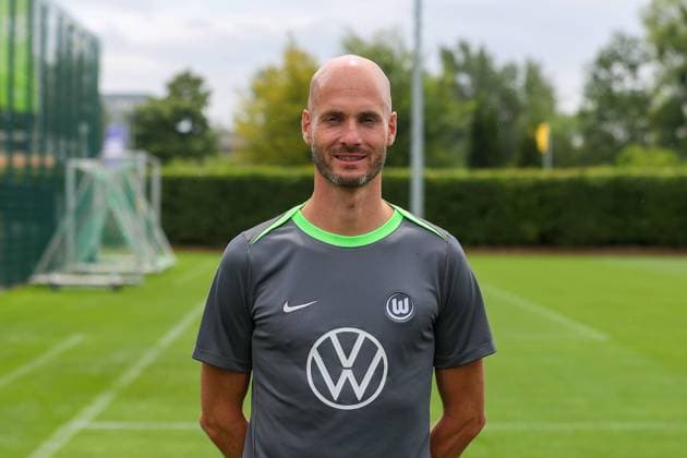 VfL Wolfsburg Fototermin Wolfsburg, 16.07.2025, Cheftrainer Paul Simonis; VfL Wolfsburg, 1. Bundesliga, Porträttermin 2025 2026 Wolfsburg
