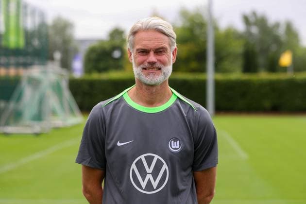 VfL Wolfsburg Fototermin Wolfsburg, 16.07.2025, Co-Trainer Peter van der Veen; VfL Wolfsburg, 1. Bundesliga, Porträttermin 2025 2026 Wolfsburg