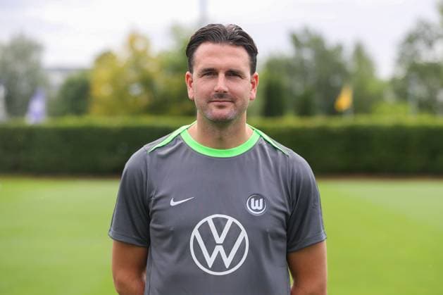 VfL Wolfsburg Fototermin Wolfsburg, 16.07.2025, Übergangstrainer Koen Stam; VfL Wolfsburg, 1. Bundesliga, Porträttermin 2025 2026 Wolfsburg
