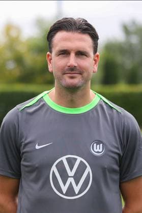 VfL Wolfsburg Fototermin Wolfsburg, 16.07.2025, Übergangstrainer Koen Stam; VfL Wolfsburg, 1. Bundesliga, Porträttermin 2025 2026 Wolfsburg