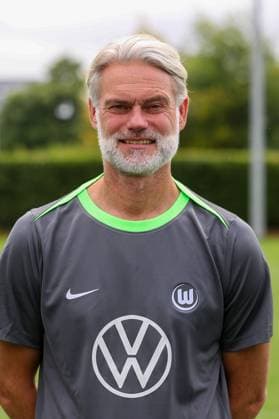 VfL Wolfsburg Fototermin Wolfsburg, 16.07.2025, Co-Trainer Peter van der Veen; VfL Wolfsburg, 1. Bundesliga, Porträttermin 2025 2026 Wolfsburg