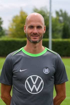 VfL Wolfsburg Fototermin Wolfsburg, 16.07.2025, Cheftrainer Paul Simonis; VfL Wolfsburg, 1. Bundesliga, Porträttermin 2025 2026 Wolfsburg