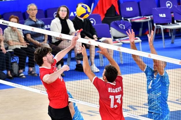 Ljubljana, Slovenia, 16th July 2024: Max Elgert of Canada (C) in action against Alen Pajen of Slovenia (R) during the IVNL Volleyball Nations League, Week 3 match, between Canada and Slovenia at Arena Stozice, Ljubljana, Slovenia. (Natasa Kupljenik SPP) Copyright: xNatasaxKupljenikx xSPPx SPP_1015868