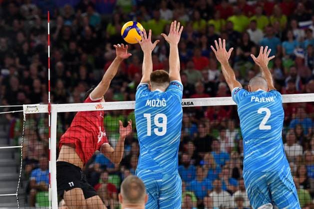 Ljubljana, Slovenia, 16th July 2024: Xander Ketrzynski of Canada (L) in action against Rok Mozic of Slovenia (C) during the IVNL Volleyball Nations League, Week 3 match, between Canada and Slovenia at Arena Stozice, Ljubljana, Slovenia. (Natasa Kupljenik SPP) Copyright: xNatasaxKupljenikx xSPPx SPP_1015872