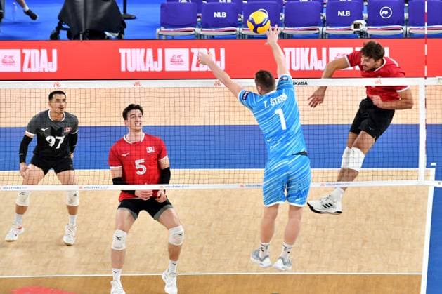 Ljubljana, Slovenia, 16th July 2024: Toncek Stern of Slovenia (CR) in action against Brodie Hofer of Canada (CL) during the IVNL Volleyball Nations League, Week 3 match, between Canada and Slovenia at Arena Stozice, Ljubljana, Slovenia. (Natasa Kupljenik SPP) Copyright: xNatasaxKupljenikx xSPPx SPP_1015832