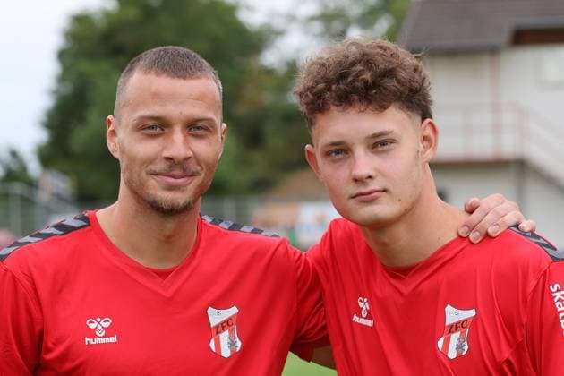 Fußball, RL Nordost, ZFC Meuselwitz, Porträttermin 2025 2026 Männer Fußball Fussball Saison 2025 26 16.07.2025 Bluechip Arena Meuselwitz ZFC Meuselwitz - Portrait Cemal Kaymaz und Ben Keßler v.l. Meuselwitz Thueringen Germany