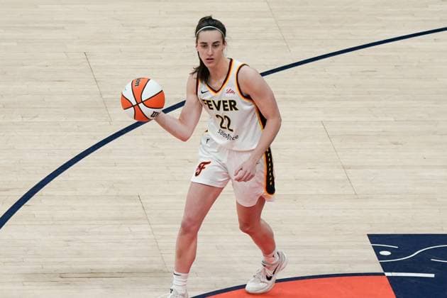 July 15, 2025, Boston, Massachusetts, USA: Indiana Fever guard Caitlin Clark (22) looks to pass the ball during the game against the Connecticut Sun at TD Garden Boston USA - ZUMAw109 20250715_fap_w109_018 Copyright: xDebbyxWongx