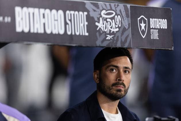 July 16, 2025, Rio de Janeiro, Rio de Janeiro, BRA: RIO DE JANEIRO, BRAZIL - JULY 16: DAVIDE ANCELOTTI, Head Coach of Botafogo, looks on prior the match between Botafogo and Vitoria as part of Brasileirao 2025 at Estadio Olimpico Nilton Santos on July 16, 2025 in Rio de Janeiro, Brazil. Rio de Janeiro BRA - ZUMAc227 20250716_zsp_c227_035 Copyright: xRuanoxCarneirox