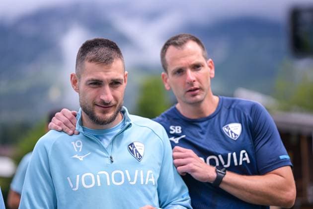 17.07.2025, Fussball, Saison 2025 2026, 2. Bundesliga, Vorbereitung, Sommertrainingslager des VfL Bochum in Scheffau am Wilden Kaiser, Matus Bero (VfL Bochum 1848), Torwart-Trainer Sebastian Baumgartner (VfL Bochum 1848) xRHR-FOTO YYx