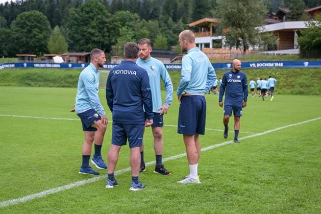 17.07.2025, Fussball, Saison 2025 2026, 2. Bundesliga, Vorbereitung, Sommertrainingslager des VfL Bochum in Scheffau am Wilden Kaiser, Besprechung nach dem Spiel, Maximilian Wittek (VfL Bochum 1848), Torwart Timo Horn (VfL Bochum 1848), Philipp Hofmann (VfL Bochum 1848) xRHR-FOTO YYx
