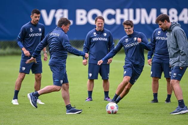 17.07.2025, Fussball, Saison 2025 2026, 2. Bundesliga, Vorbereitung, Sommertrainingslager des VfL Bochum in Scheffau am Wilden Kaiser, Das Trainerteam kickt eine Runde für sich. Trainer Dieter Hecking (VfL Bochum 1848), Videoanalyst Robin Mehring (VfL Bochum 1848) xRHR-FOTO YYx